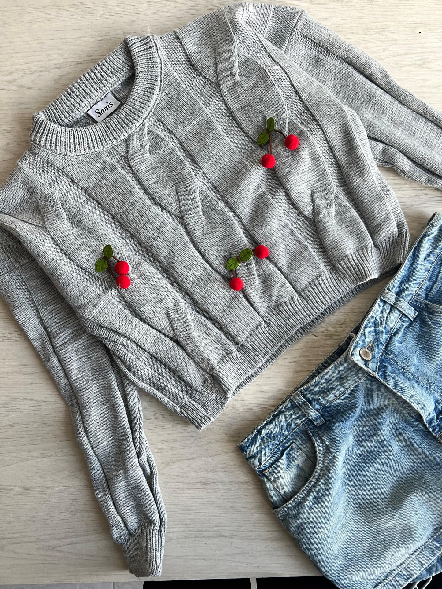BUZO CEREZA GRIS